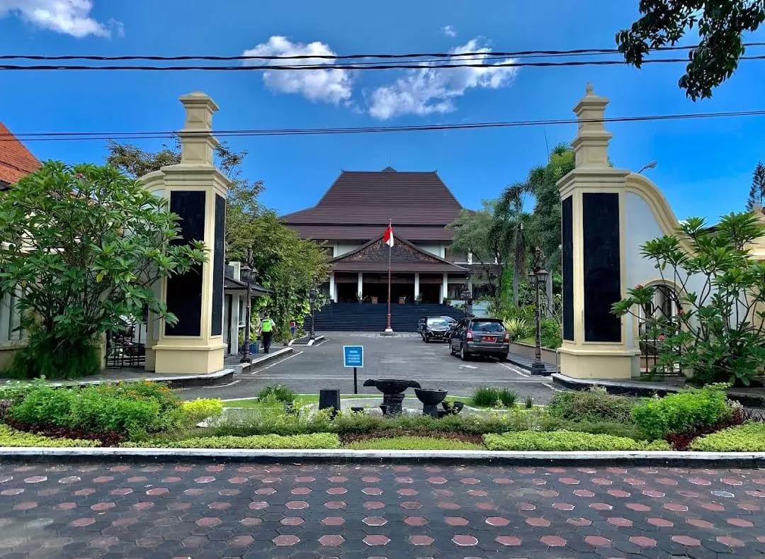 Gedung Sekretariat DPRD Kota Surakarta dilihat dari gerbang depan, dengan bendera Merah Putih di halaman
